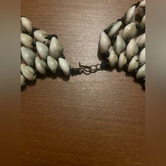 Elegant Cowry Shell Necklace - Picture 2 of 3